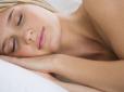 Американські лікарі розповіли про ризики людині спати оголеною