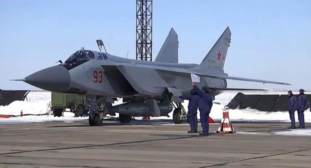 Рашисти готують до вильоту МиГ-31К з ракетою "Кинжал"
