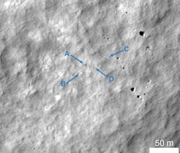 В результаті вчені виявили невеликі зміни на поверхні Місяця і помітили як мінімум 4 уламки японського апарату