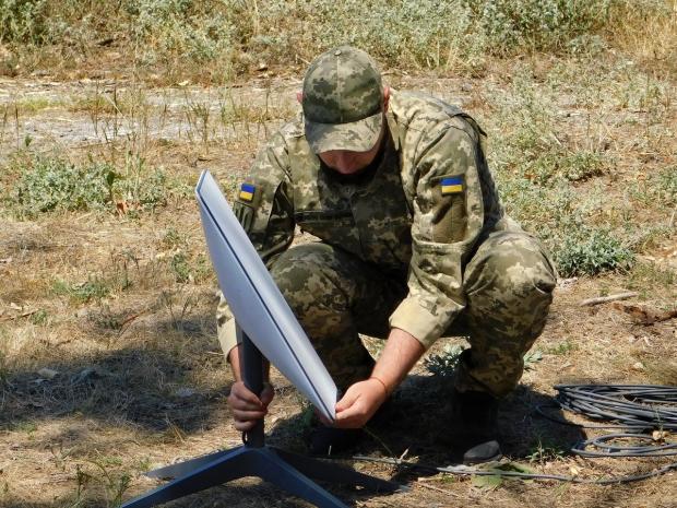 Український військовий встановлює Starlink. Фото з відкритих джерел
