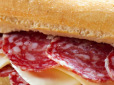 Повільний вбивця шлунка: Чому не можна їсти бутерброд з ковбасою в жодному разі