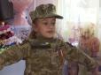 За її вклад у перемогу: Військові нагородили 7-річну дівчинку 