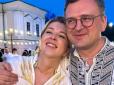 Пара вирішила - час виходити на люди: Дмитро Кулеба завітав на чуже весілля з новою обраницею