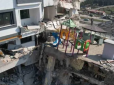 У Туреччині чоловік кинув каміння у будинок, який постраждав від землетрусу, і зруйнував його: Моторошний момент потрапив на відео