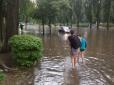 Затоплені паркінги, ТРЦ та авто, що пливуть: Київ накрила потужна злива (відео)