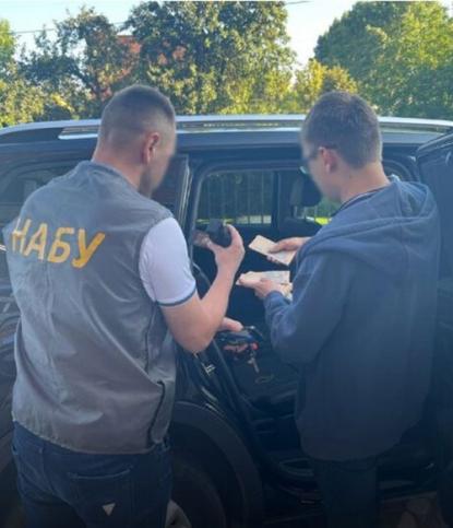 Правоохоронці рахують гроші, вилучені в автівці батька Михайла Головка