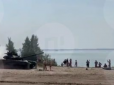 Звичайний день у РФ: Під Тюменню танк виїхав на пляж і ледь не розчавив відпочивальників