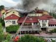 Дим огорнув усе навколо: У популярному курортному місті на Львівщині горить готель (фото)