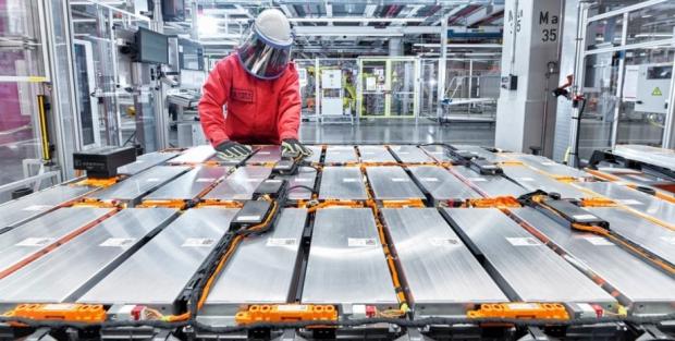 Фото: Audi | Виробництво літій-іонних батарей для електромобілів Audi</p data-verified=