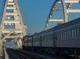 Через Керченську протоку частково відновили рух: Скаліченим мостом пішли поїзди, запрацювала паромна переправа
