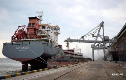 Завантаження корабля зерном у одному з українських портів