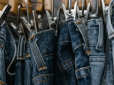 У чому замочити джинси перед пранням, щоб вони не вицвіли - корисний трюк