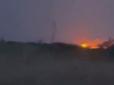 У Криму, поряд з курортник Коктебелем, потужні вибухи: Детонують склади боєприпасів, серед окупантів вбиті та поранені (відео)