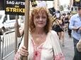 У вишиванці та з плакатом: Зіркова голлівудська акторка вийшла на страйк у Нью-Йорку (фото)