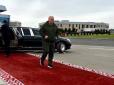На щось натякає? Лукашенко прилетів на переговори до Путіна в костюмі кольору хакі (фото)