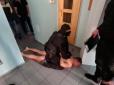 Взяли тепленьким та голеньким: Поліцейські у Києві спіймали власника відразу шести борделей (фото)
