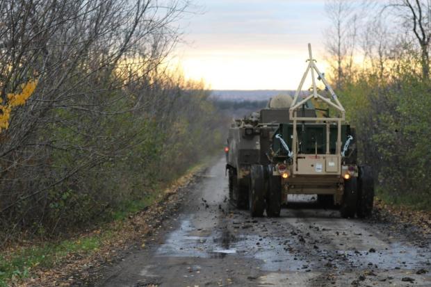 Комплекс розмінування M58 MICLIC та бронемашина M113A3 українських військових. Листопад 2022. Україна. Фото: Оперативний ЗСУ