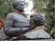 Російських ідолів відправили на сміттєзвалище історії: У Полтаві знесли пам’ятники Пушкіну та Ватутіну (фото)