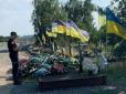 Прапор України не сподобався: На Дніпропетровщині чоловік пошкодив 7 могил загиблих воїнів ЗСУ