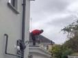 Рішучості цьому хлопцю не займати: Розлючений будівельник помстився власнику будинку, який не заплатив за роботу (відео)