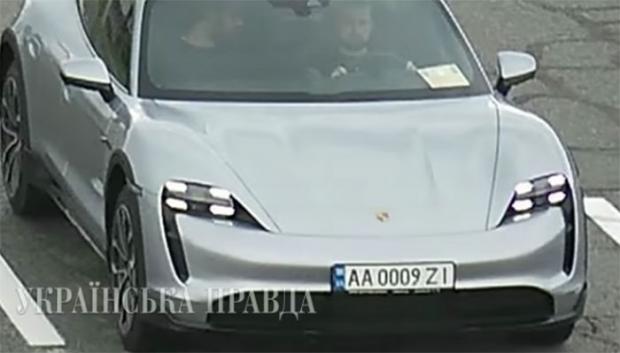 Кирило Тимошенко безоплатно використовував в особистих цілях легковий автомобіль Porsche Taycan вартістю $100 тис., записаний на фірму київського бізнесмена