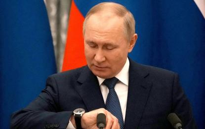 Годинник у Путіна, зазвичай, надітий на праву руку, але цього разу він рефлекторно подивився на лівий зап'ясток