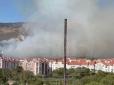 Вогонь оточив навіть готелі: Відомий російський курорт охопили масштабні пожежі (відео)