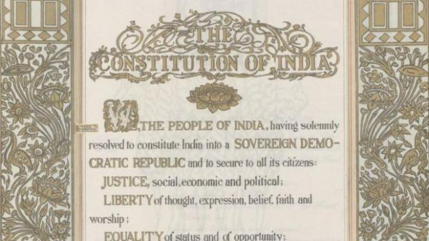 У преамбулі конституції використовується назва "Індія", а в першій статті - "Індія, тобто Бхарат"