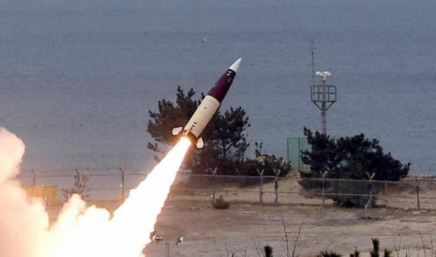 Ракета ATACMS запущена з реактивної установки М270 корейських військових. Фото: alamy