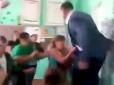 Довелося тікати по партах: Матері учнів на Львівщині напали на директора школи (відео)