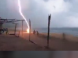 Блискавка вбила двох людей на пляжі: Жахливий момент потрапив на відео