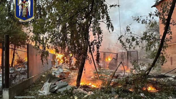 У трьох районах Києва впали уламки, рятувальники гасять пожежі, 7 постраждалих − мер