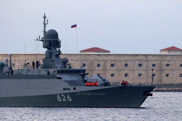 Окупанти ховають свої кораблі у Севастопольській бухті / фото REUTERS
