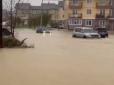 Населення без світла, автомобілі - під водою: Потужний тайфун накрив російський Сахалін