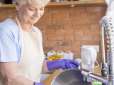 Навіщо досвідчені господині надрізають губку для миття посуду - дієва бабусина порада
