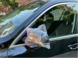 Рятує від неприємностей: Навіщо водії в США вішають пакет на дзеркало автомобіля, а українці - возять з собою харчову плівку