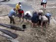 Археологи підняли з обмілілого Дніпра поблизу Хортиці унікальний 1000-літній човен (відео)