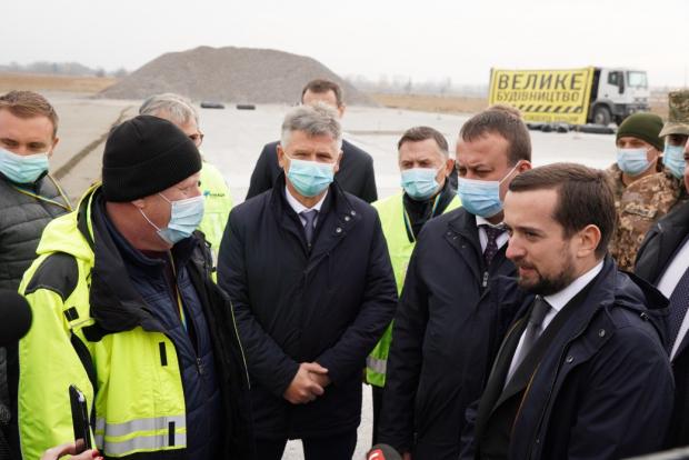 Крайній праворуч — ексзаступник керівника ОПУ Кирило Тимошенко у момент одного з важливих відряджень у регіони 