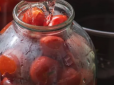 Що зробити, щоб помідори в банці не тріскались -  прості методи
