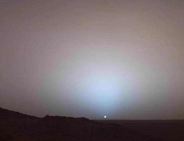 Захід сонця на Марсі, знятий у 2005 році марсоходом Spirit / фото NASA/JPL-Caltech