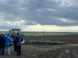 Російським окупантам хочуть роздавати українську землю - ділянки просто крастимуть