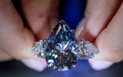 Bleu Royal в 17,61 карат прикрашає золоте кільце, з обох боків його обрамляють два діаманти
