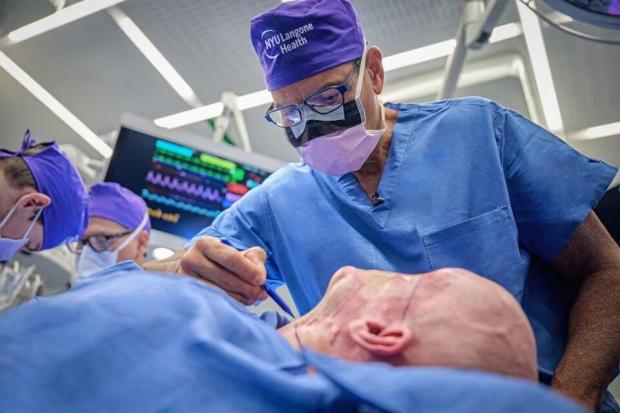Хірурги провели першу в історії трансплантацію всього ока / © Reuters
