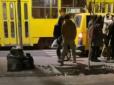 У Львові люди у військовій формі заштовхали чоловіка в мікроавтобус, у ТЦК пообіцяли розібратися (відео)