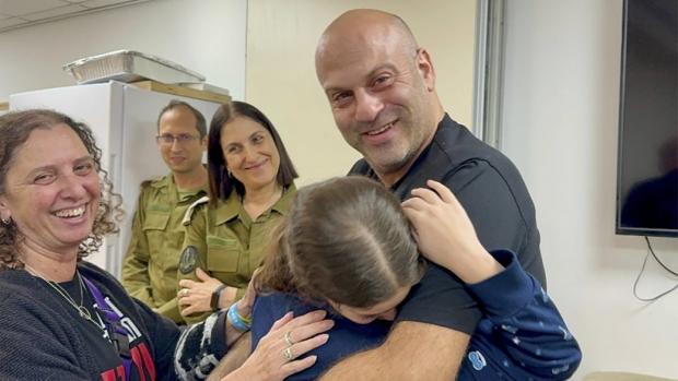 Заручниця, звільнена з Сектору Гази, зустрілася з родиною в Ізраїлі, 26 листопада 2023 року. Фото: The Israeli Army via AP