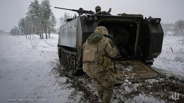 Українські військові на полі бою