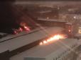 Виробляє спеціальні авто: На заводі в Москві спалахнула пожежа (відео)