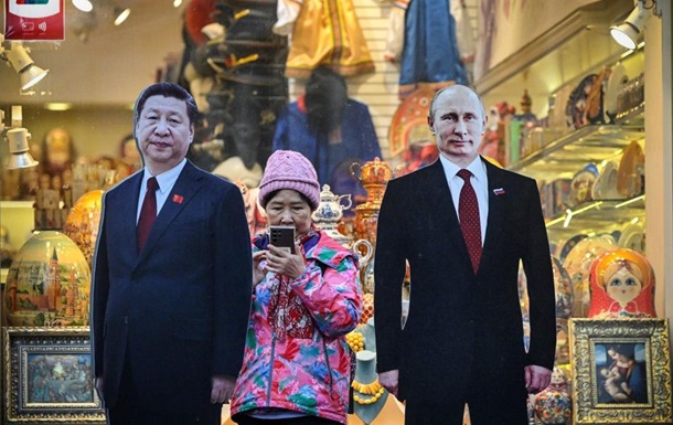 Картонні зображення Сі Цзіньпіна і Володимира Путіна на московському Арбаті