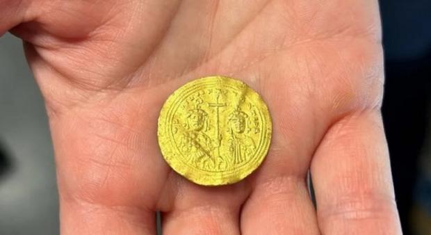 На другому боці монети зображені два імператори Візантійської імперії: Василь II і Костянтин VIII