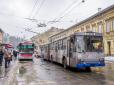 Бідолашна не могла повірити, що це - не злий жарт: У Львові склали протокол на пенсіонерку, яка зламала собі щелепу в тролейбусі